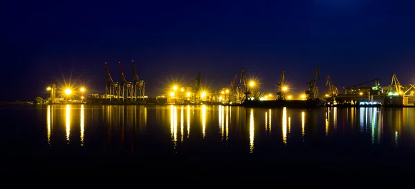 Noční panorama moře přístavu Oděsa, Ukrajina. — Stock fotografie