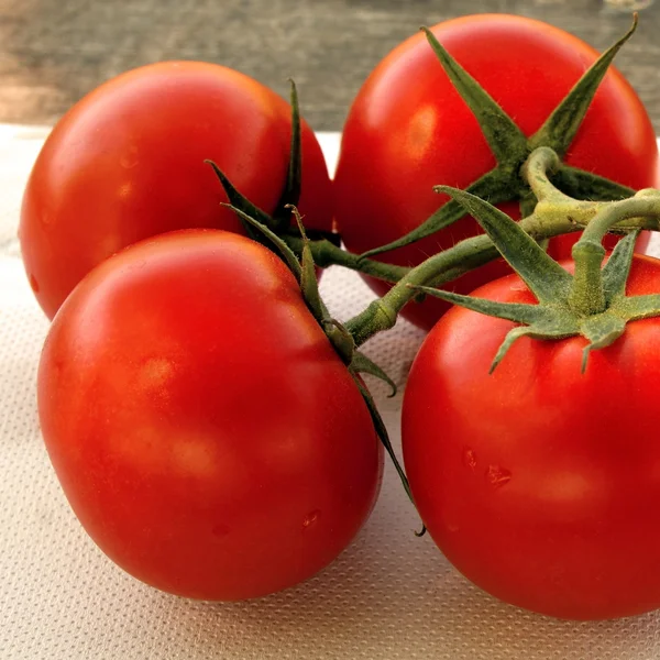 Czerwone pomidory na drewnianym stole — Zdjęcie stockowe
