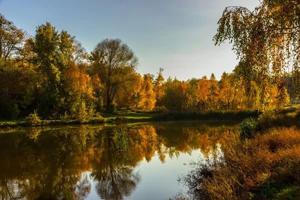 Höstens sjö — Stockfoto