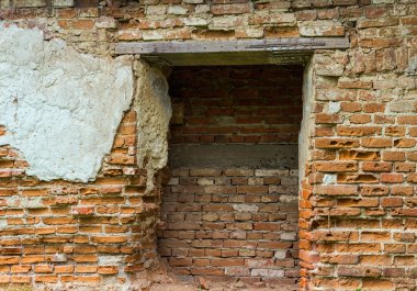 yıkık eski tuğla ev