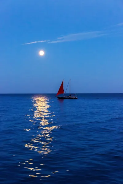 Boat scarlet sail — Stock Photo, Image