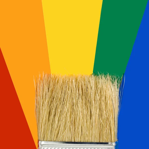 Çok renkli bir boya ve fırça — Stok fotoğraf
