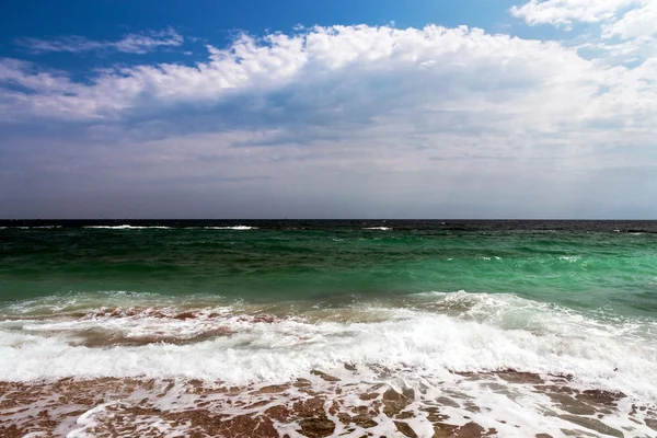 Vackra havet med blå himmel bakgrund — Stockfoto