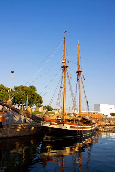 Segelbåt seglar i himlen — Stockfoto