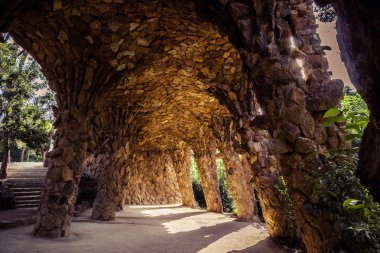oude aquaduct in het park guell