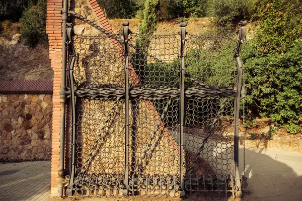 Старинные ворота в парке Гуэль, Барселона. Каталония . — стоковое фото