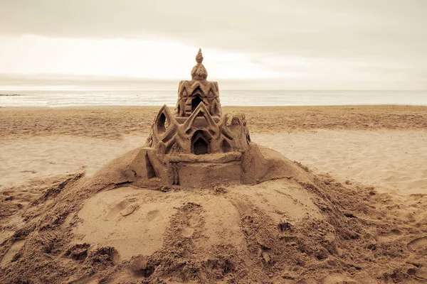 Castillo de arena en la playa de Barcelona. España — Foto de Stock