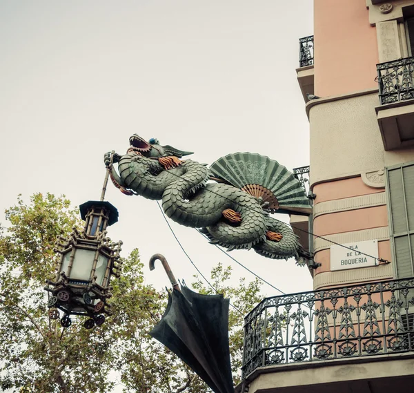 Drak socha barcelona. Katalánsko, Španělsko. — Stock fotografie
