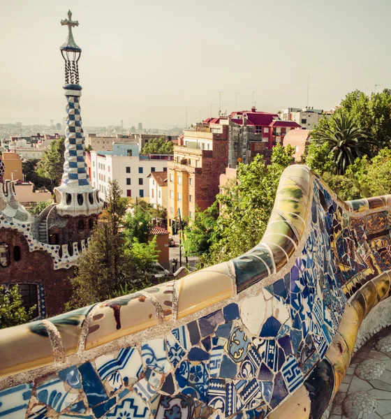 Mozaika ławce w Barcelonie. Katalonia, Hiszpania — Zdjęcie stockowe