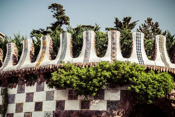 Banc mosaïque à Barcelone. Catalogne, Espagne — Photo