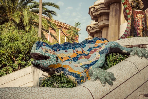 Hagedis in park guell in barcelona, Spanje. — Stockfoto