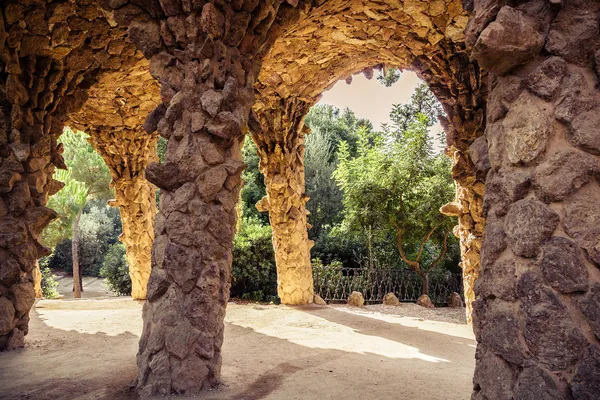 Oude aquaduct in het park guell — Stok fotoğraf