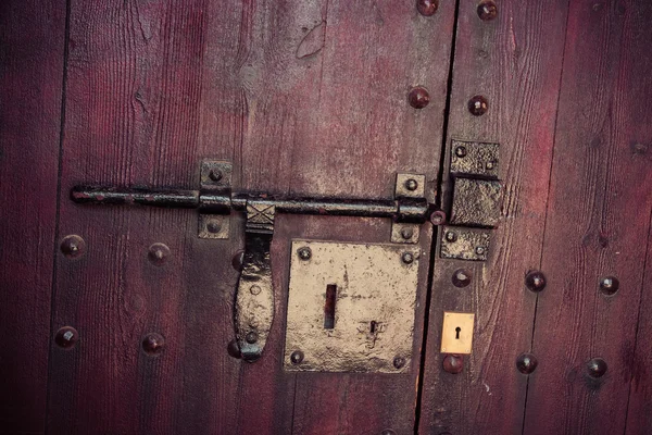 Serrure dans vieille porte en bois — Photo