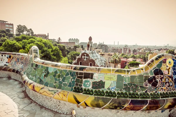 Mozaika ławce w Barcelonie. Katalonia, Hiszpania — Zdjęcie stockowe