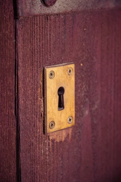 Key hole in old wooden door — Stock Photo, Image