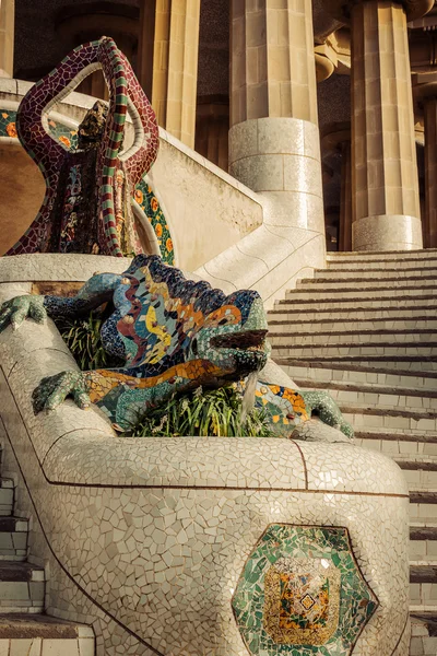 Ödla i park güell i barcelona, Spanien. — Stockfoto