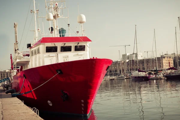 Barca a vela a Port Vell a Barcellona. Catalogna — Foto Stock