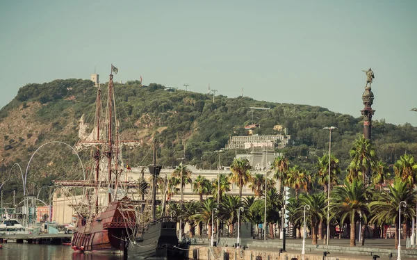 Barca a vela a Port Vell a Barcellona. Catalogna — Foto Stock