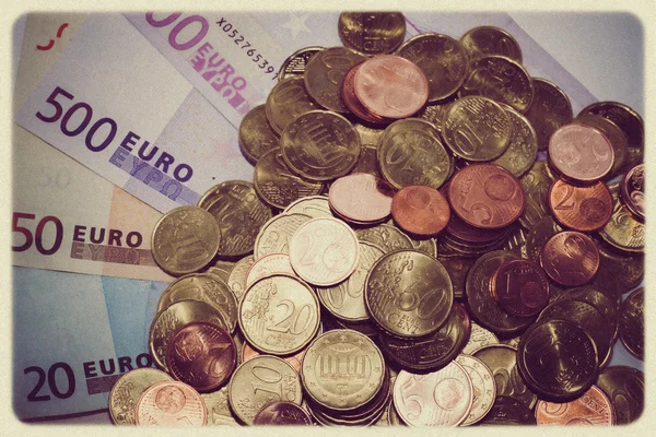 Monedas en euros en billetes en euros —  Fotos de Stock
