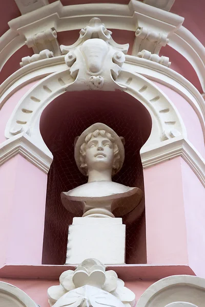 Statue auf rosa Hintergrund — Stockfoto