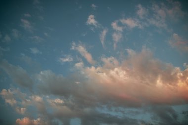 Bulutlu mavi gökyüzü