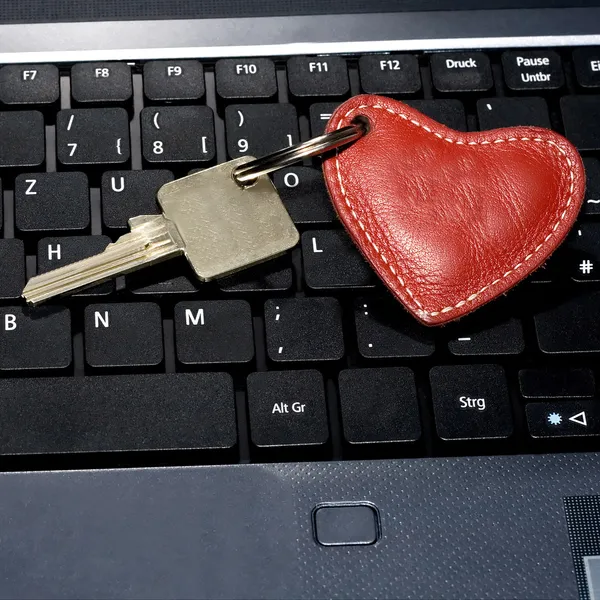 Laptop-Schlüssel mit Herz — Stockfoto