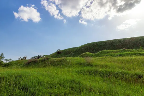 Green hills blue sky — Stock Photo, Image