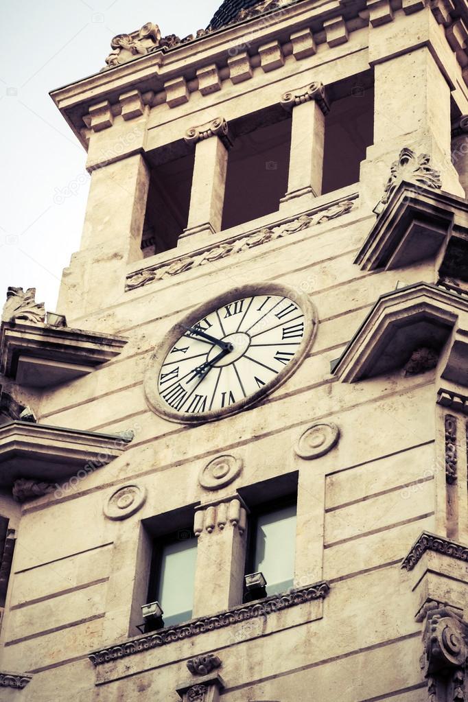 Relógio em Torres. Barcelona. Catalunha, Espanha. — Stock Photo ...