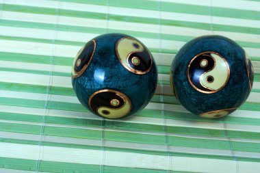 Bambu zemin üzerine dinlenmek için Çince topları