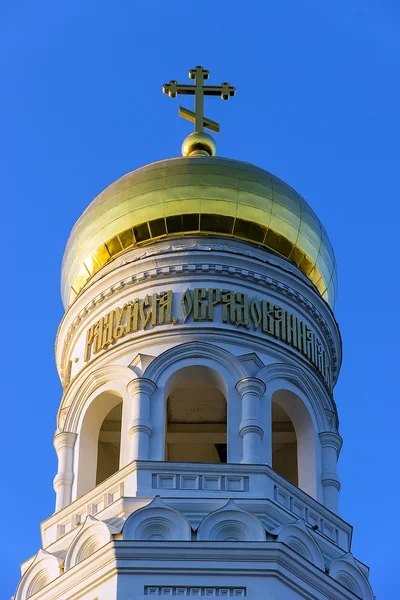 Goldenes Kirchenkreuz — Stockfoto