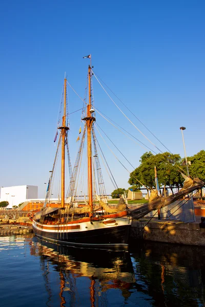 Segelbåt seglar i himlen — Stockfoto