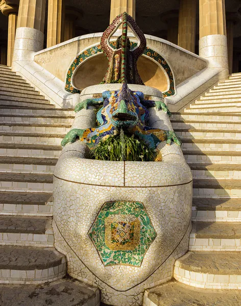 Mosaik huvud ödla, barcelona. Spanien — Stockfoto