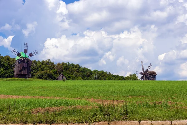 Mulino a vento con campo agricolo . — Foto Stock