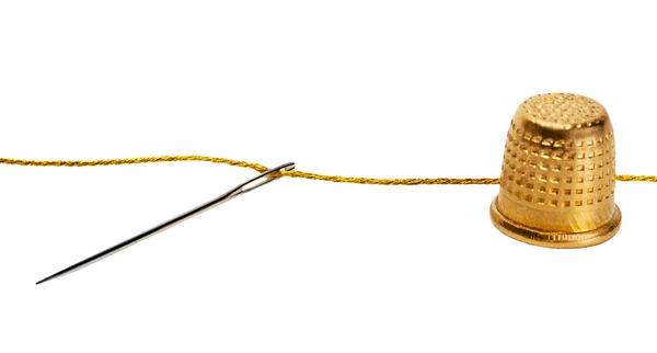 Nadelfaden und Fingerhut isoliert auf weißem Hintergrund — Stockbild Nadel und Fingerschutz — Stockfoto