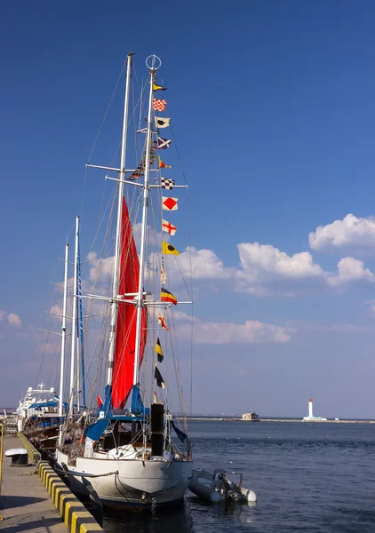 Banderas de señal en un velero — Foto de Stock