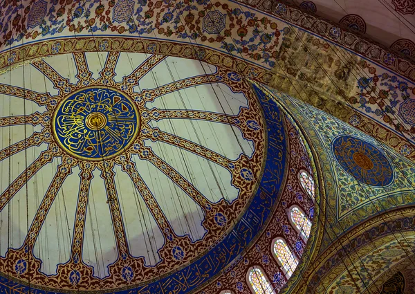 天花板上蓝色清真寺 — 图库照片