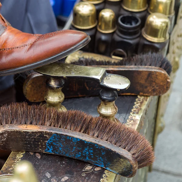 Trabalho de limpeza de sapatos — Fotografia de Stock