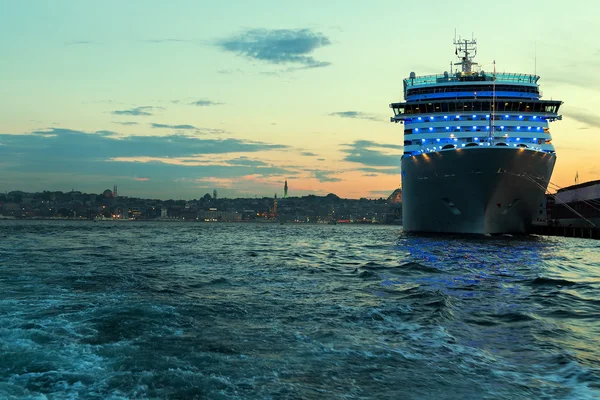 Cruiseschip bosporus, Turkije. — Stockfoto