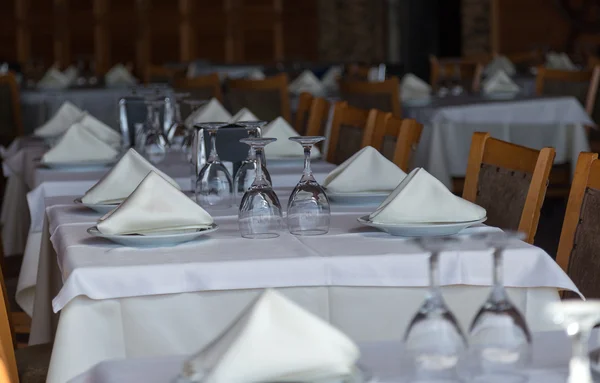 Empty glasses set in restaurant — Stock Photo, Image