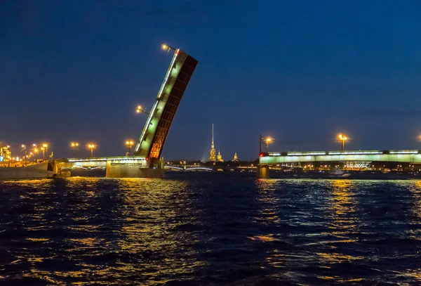 Puente en la ciudad de San Petersburgo, Rusia —  Fotos de Stock