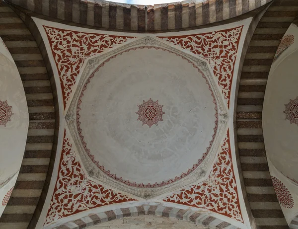 Dentro de la mezquita Sultanahmet en Estambul, Turquía — Foto de Stock