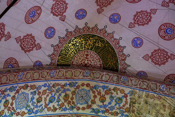 Dentro da mesquita Sultanahmet em Istambul, Turquia — Fotografia de Stock