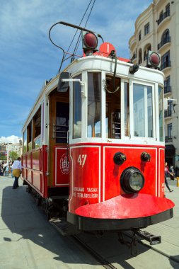 istanbul'da kırmızı vintage tramvay