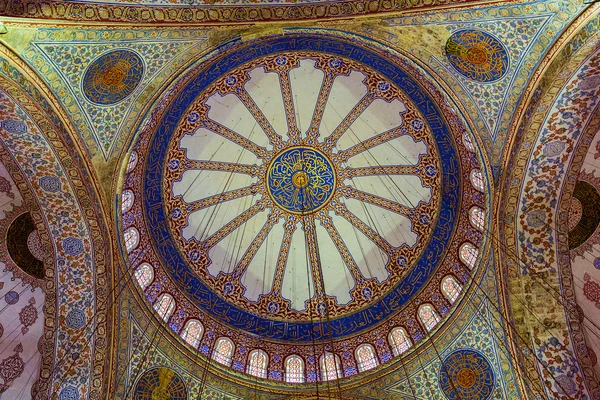 Dentro de la mezquita Sultanahmet en Estambul, Turquía — Foto de Stock