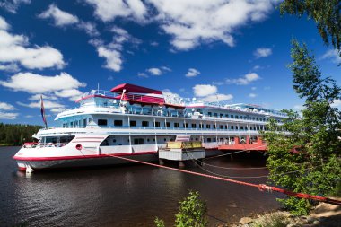 nehir mandrogi üzerinde el sanatları köy refleks Nehri cruises.