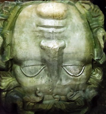 Yerebatan Sarnıcı İstanbul, Türkiye'de gösterilen medusa başı.