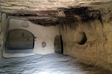 Room mağara manastırda