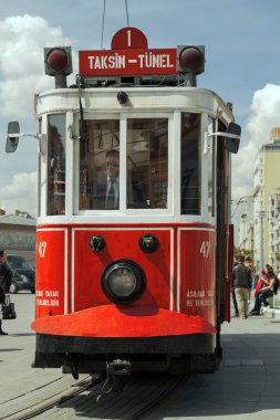 istanbul'da kırmızı vintage tramvay
