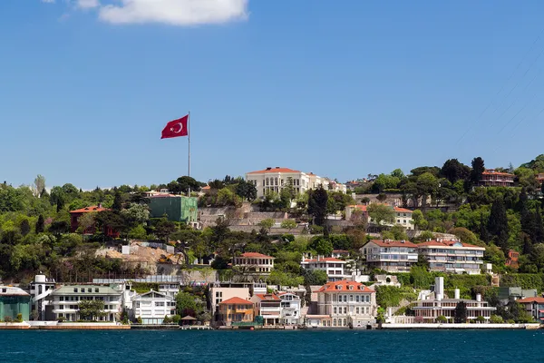 Byt v Istanbulu pobřeží Bosporu, Turecko. — Stock fotografie