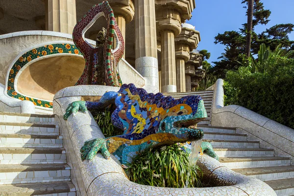 Керамический фонтан дракона в парке Гуэль — стоковое фото